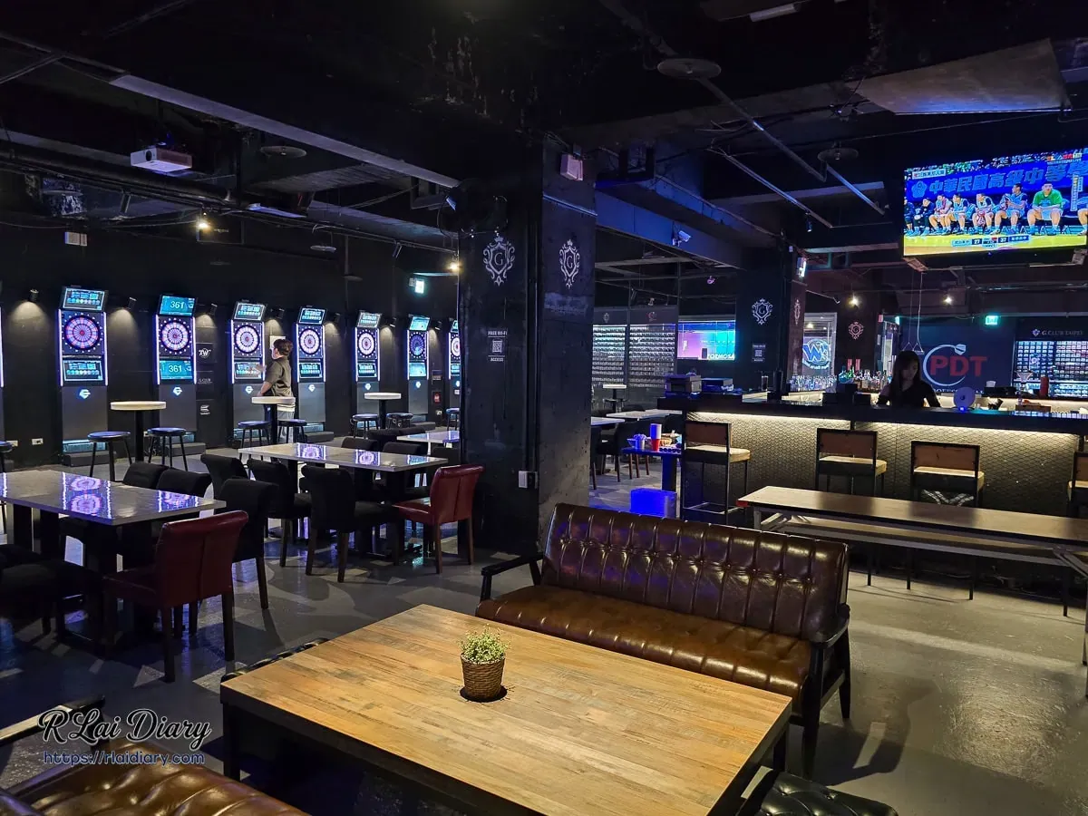 G CLUB TAIPEI 寬敞的工業風室內全景，設有調酒吧檯、大型賽事轉播電視與整排電子飛鏢機