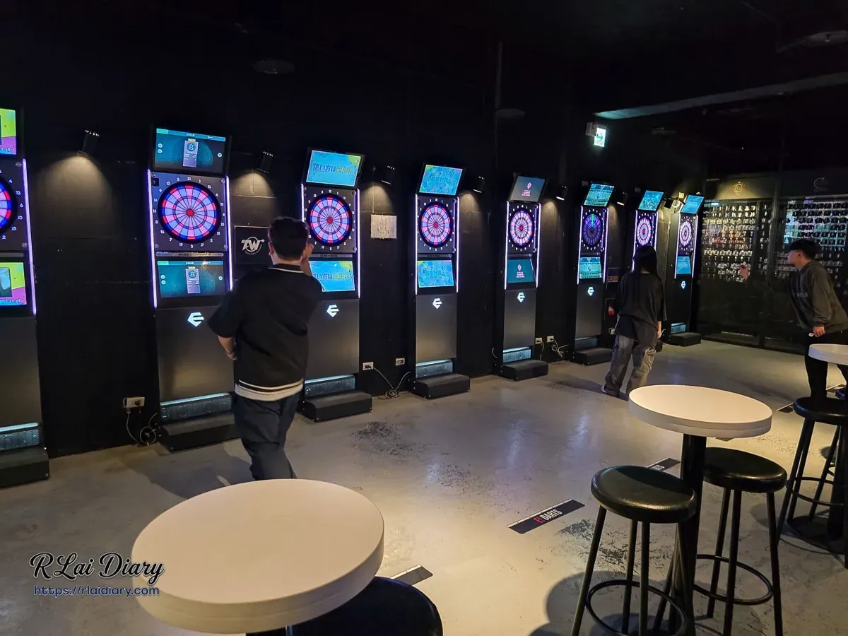 顧客正在 G CLUB TAIPEI 西門町酒吧內享受電子飛鏢競技與放鬆的歡樂時光