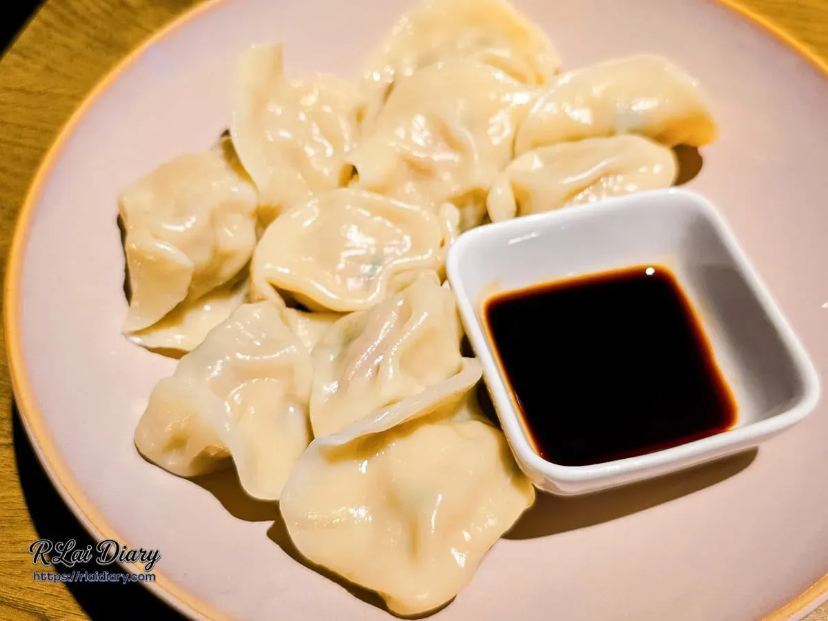 G CLUB TAIPEI 深夜熱食推薦：飽滿水潤的家常豬肉水餃，搭配一小方碟甘醇醬油