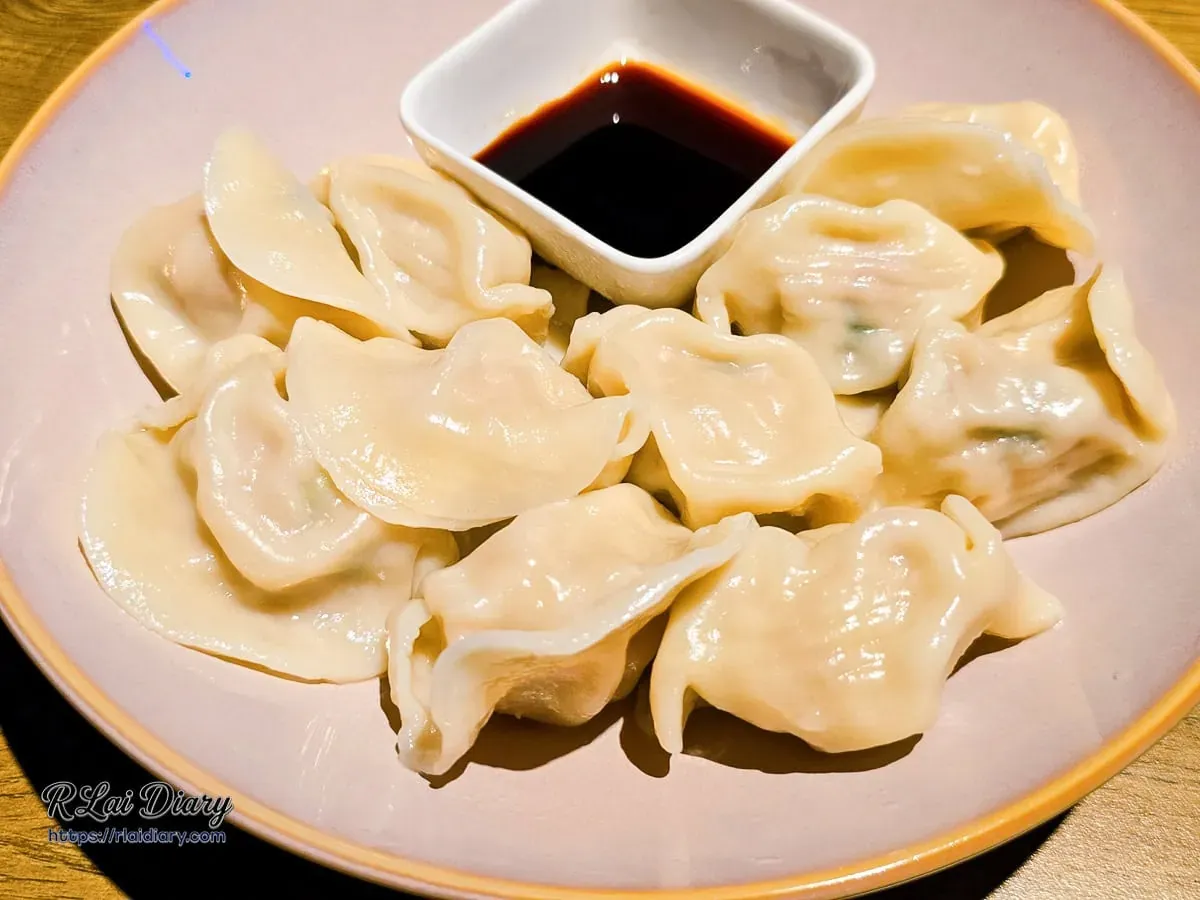G CLUB TAIPEI 豬肉水餃特寫，十顆Ｑ彈飽滿的水餃散發著誘人光澤，是酒吧最佳下酒菜