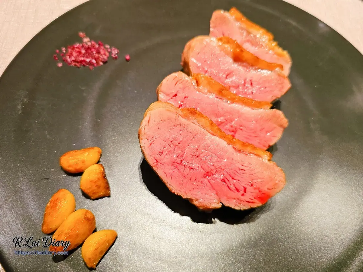 招牌主餐櫻桃鴨胸，鴨皮金黃酥脆，切面呈現極為透亮水潤的粉嫩色澤