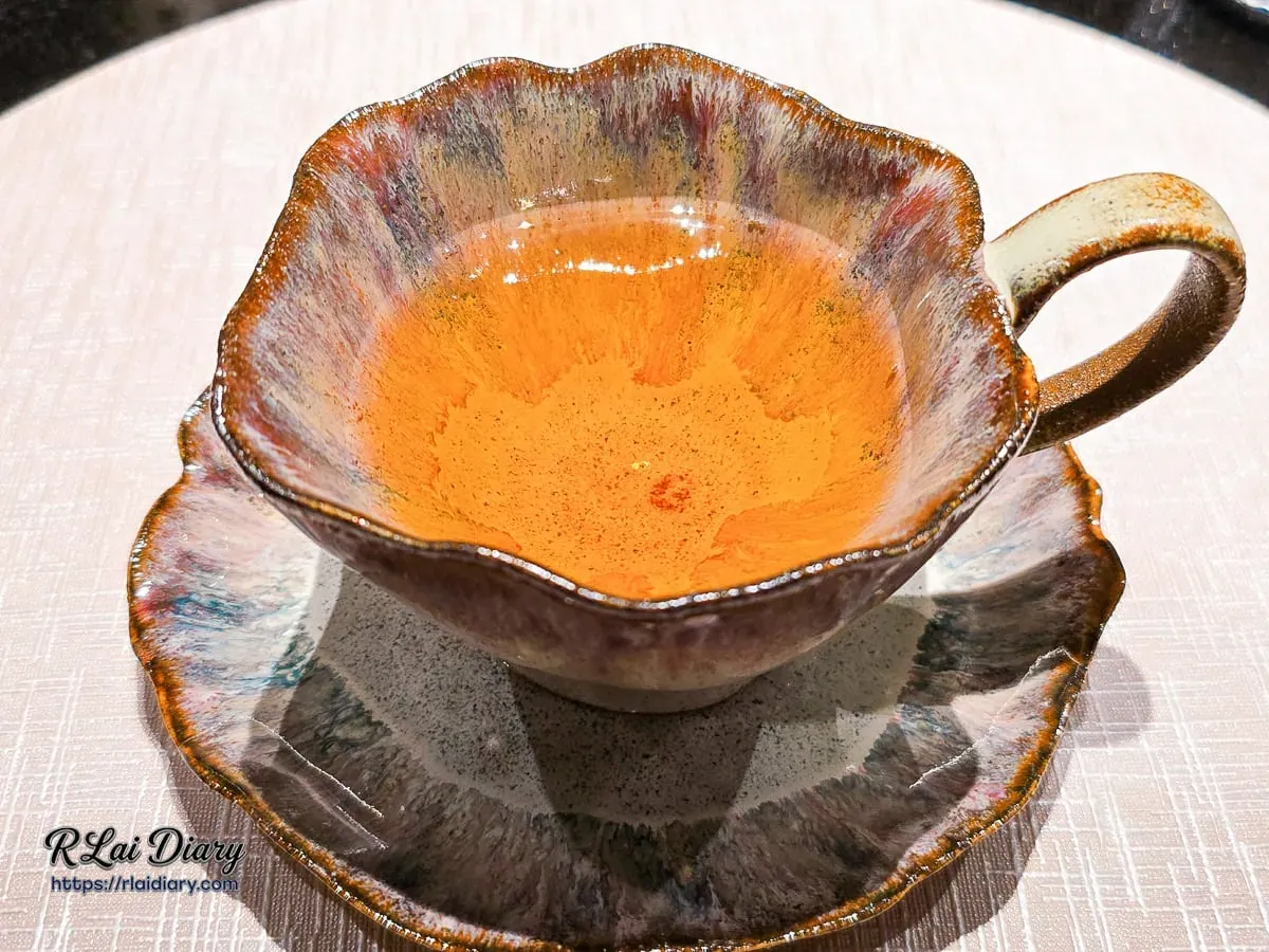 餐後附上的溫潤熱飲，盛裝在帶有絕美窯變釉色的花瓣造型手作陶杯中