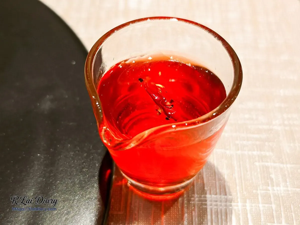 特製玫瑰油醋醬特寫，盛裝在玻璃小杯中透出迷人的紅寶石色澤
