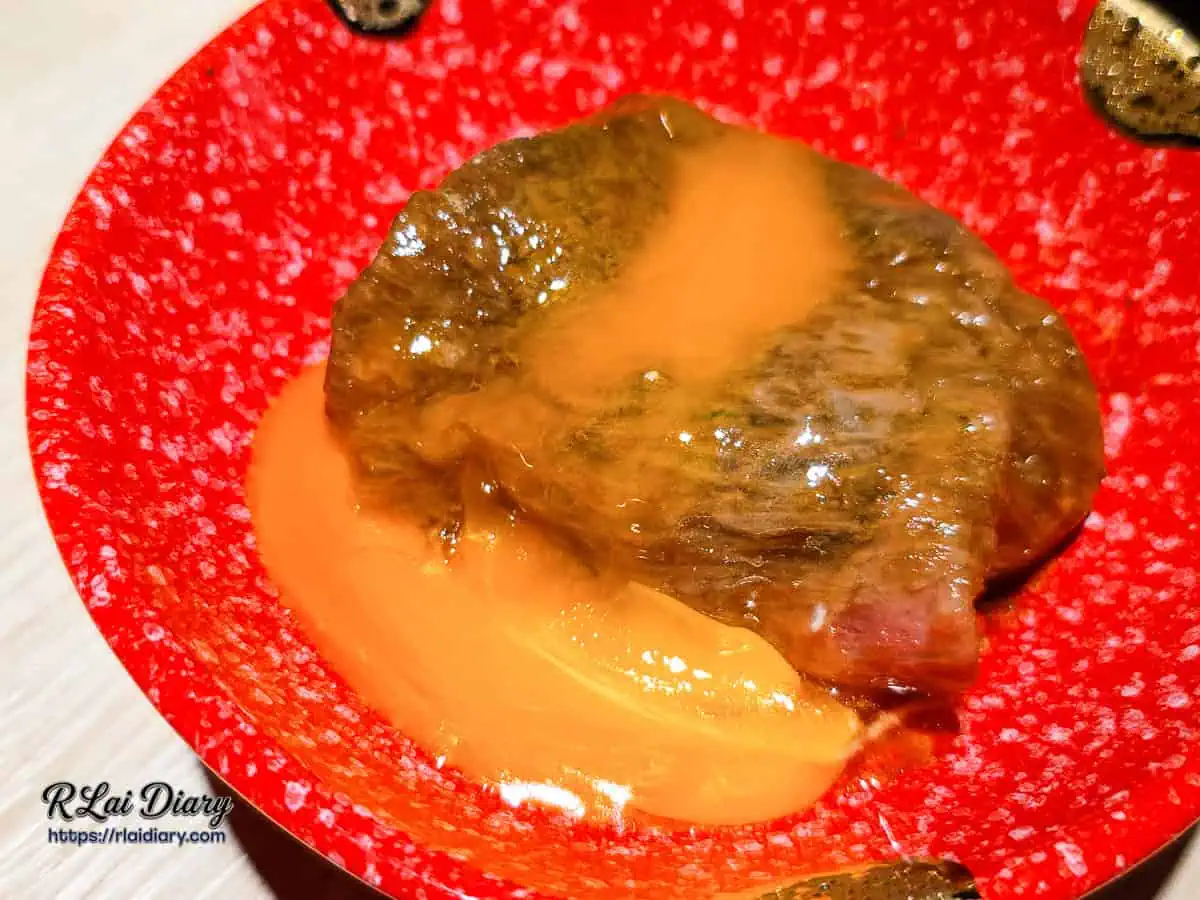 隱藏版漢堡排組合搭配高品質生食級蛋汁，視覺效果極其誘人