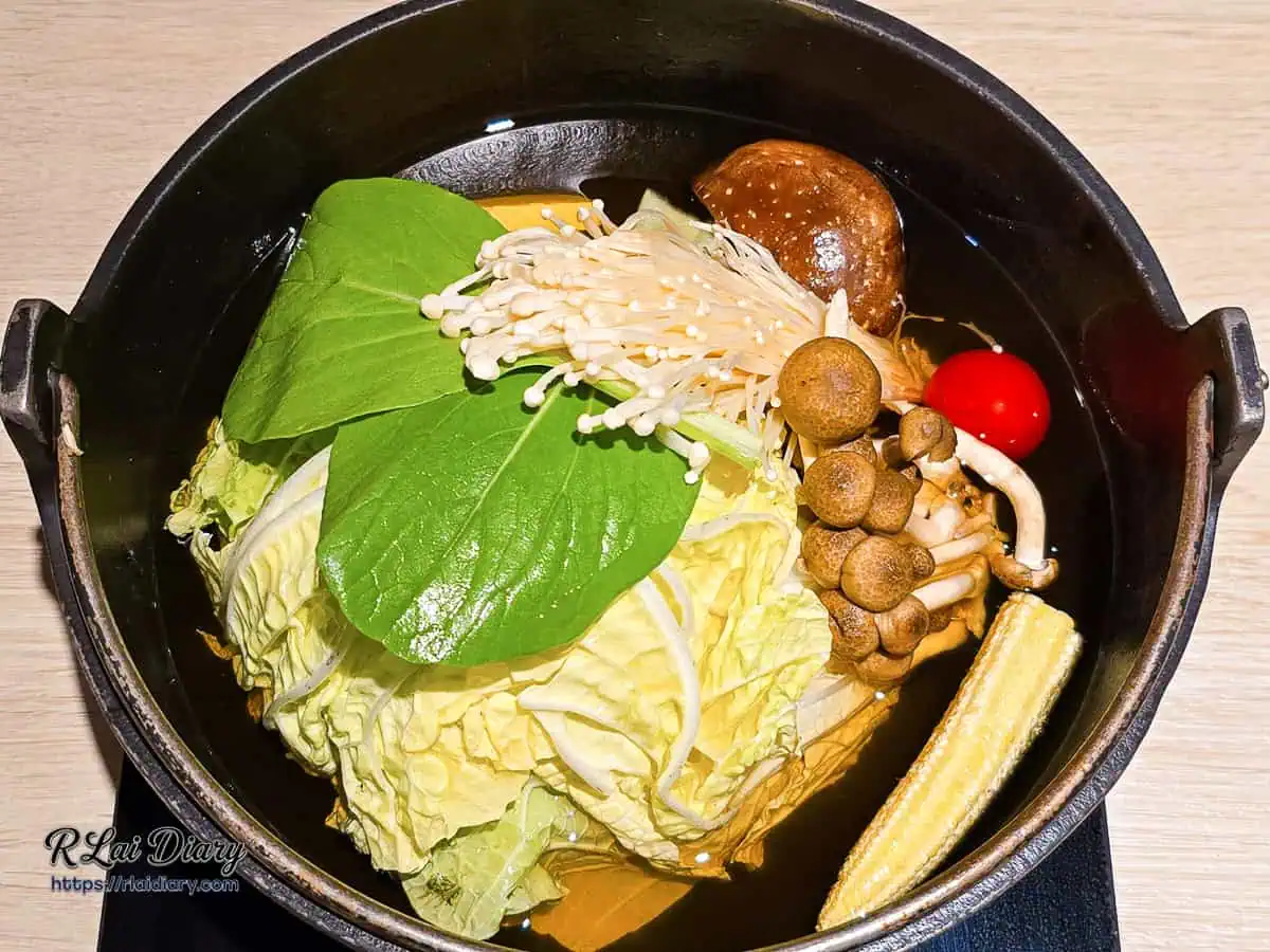 準備放入涮涮鍋的豐盛菜盤，食材新鮮多樣且色彩繽紛