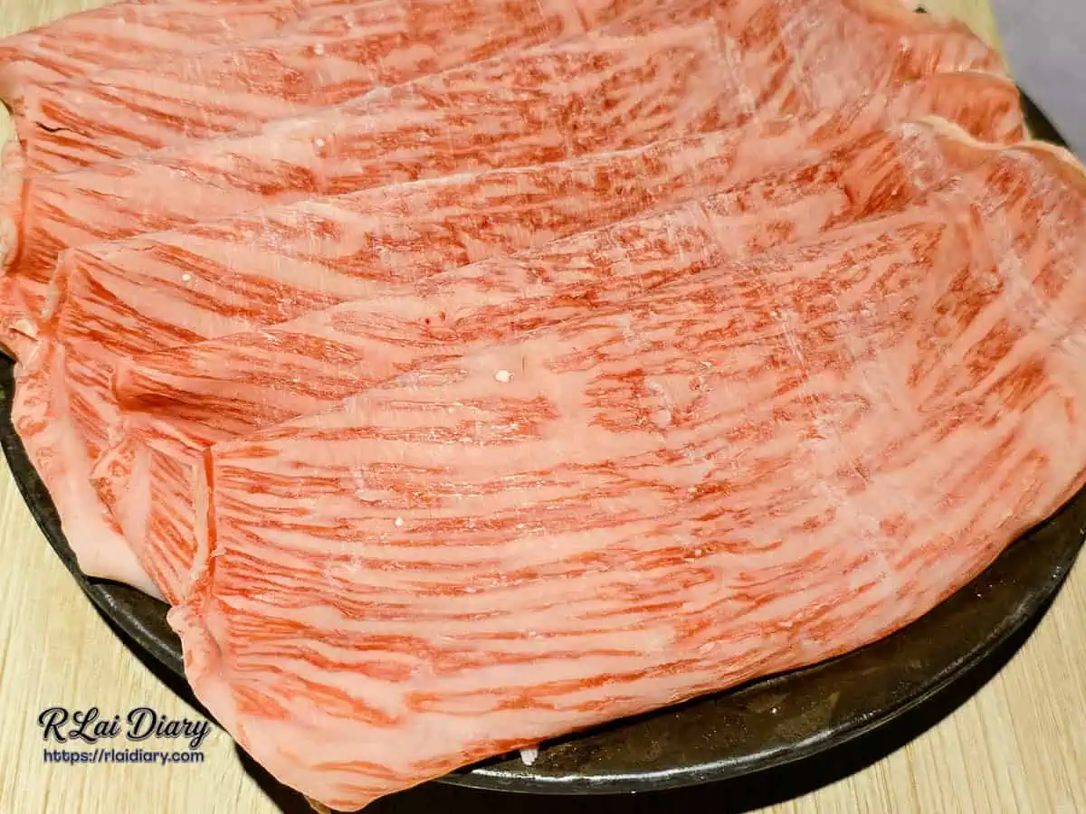 筠芝和牛本舖日本和牛上選腿肉，肉質紅潤且油花分布細膩