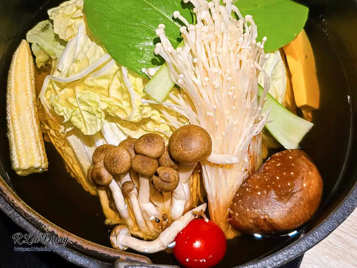 筠芝和牛本舖涮涮鍋食材近照，豐富的產地時蔬與蕈菇