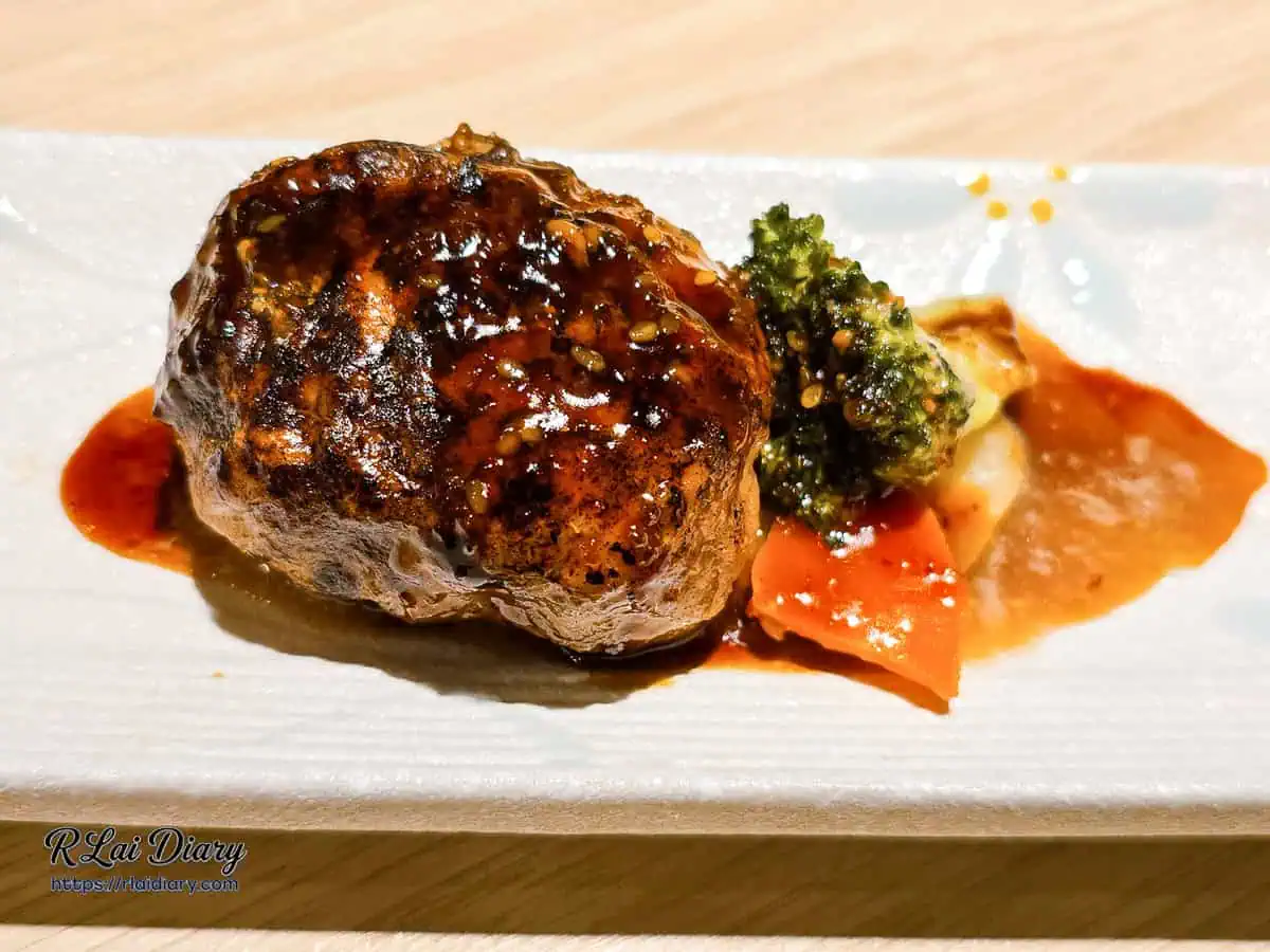 套餐加點的和牛漢堡排，外層微焦鎖住豐沛肉汁