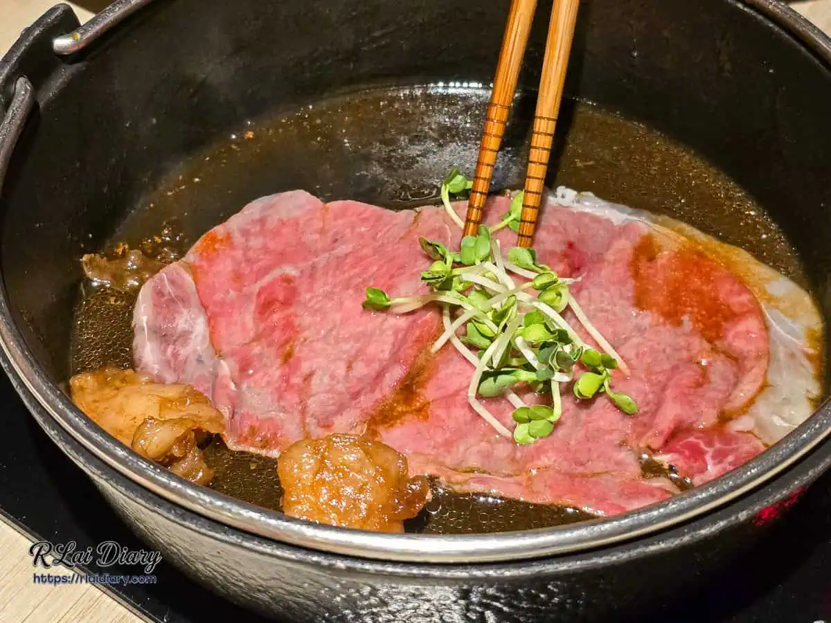 隱藏版吃法，使用大片和牛肉片包裹鮮綠蘿蔔嬰悶煮