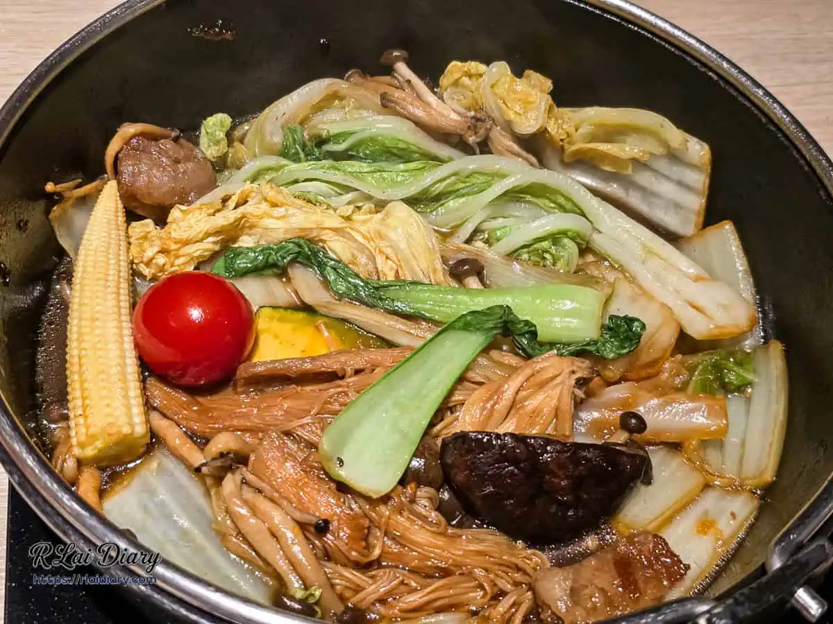 在鐵鍋中吸飽和牛精華與醬汁的時蔬，呈現誘人的焦糖色澤