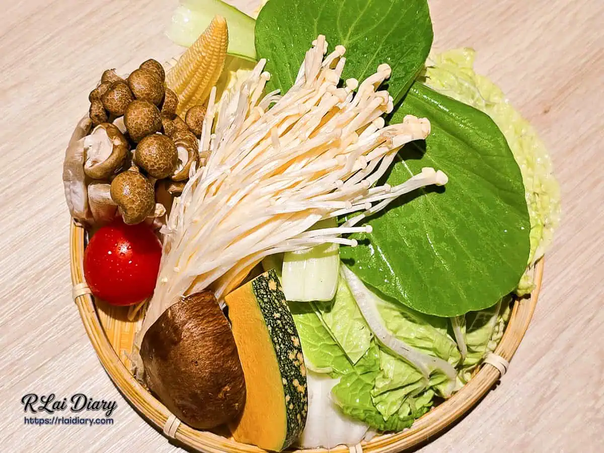 豐富的蔬菜盤，包含菌菇、南瓜、玉米筍與新鮮綠色時蔬