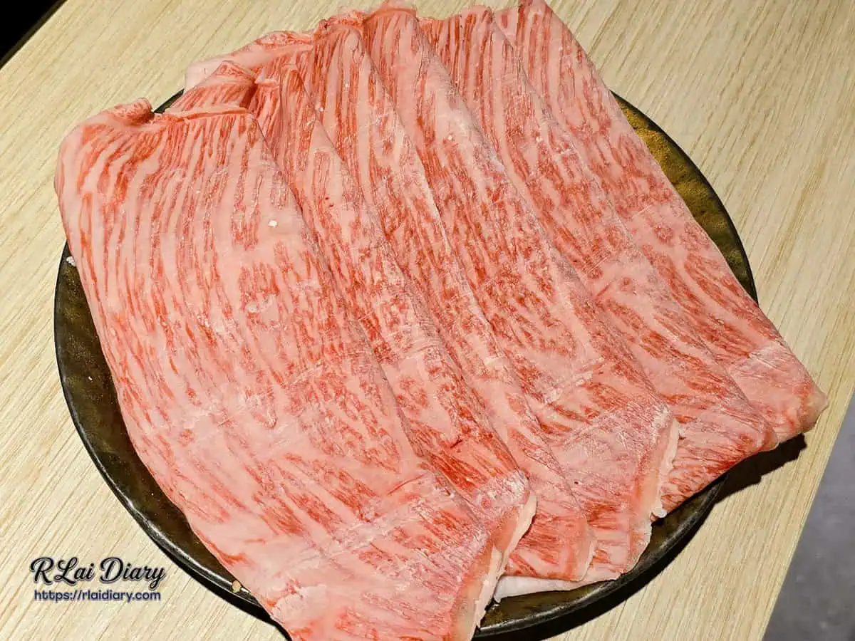 油花分布細膩的日本和牛上選上等腿肉，質地軟嫩且肉感十足