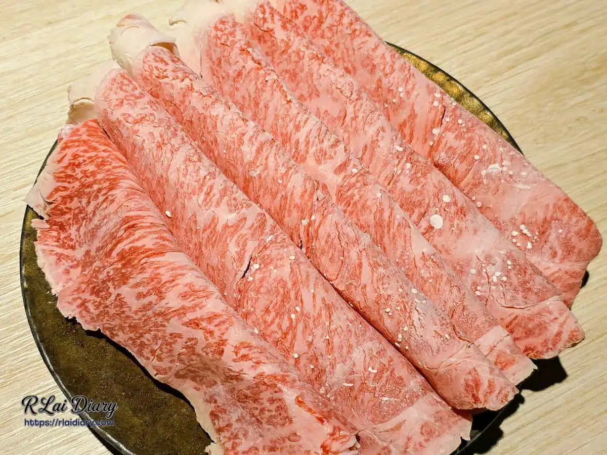 具有如大理石紋路般均勻油花的特上紐約客，呈現極致入口即化感