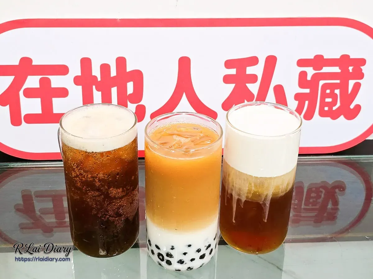 米堤銀行大安店三款招牌飲品與在地人私藏紅色立牌合影