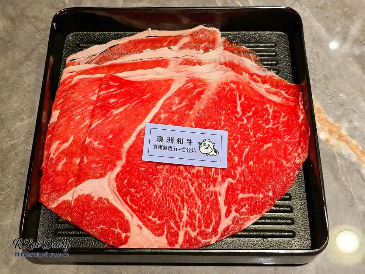 小蒙牛台中大里店澳洲和牛，霸氣鋪滿黑盤的大片和牛，肉質呈現迷人粉嫩色澤與細膩霜降