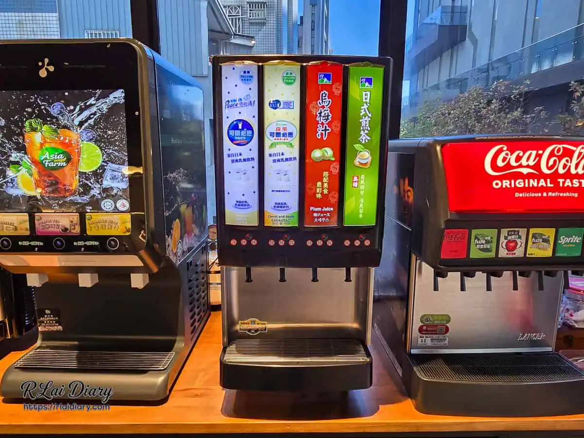 小蒙牛台中大里店冷飲自助吧，提供烏梅汁、日式煎茶與多款經典碳酸飲料無限暢飲