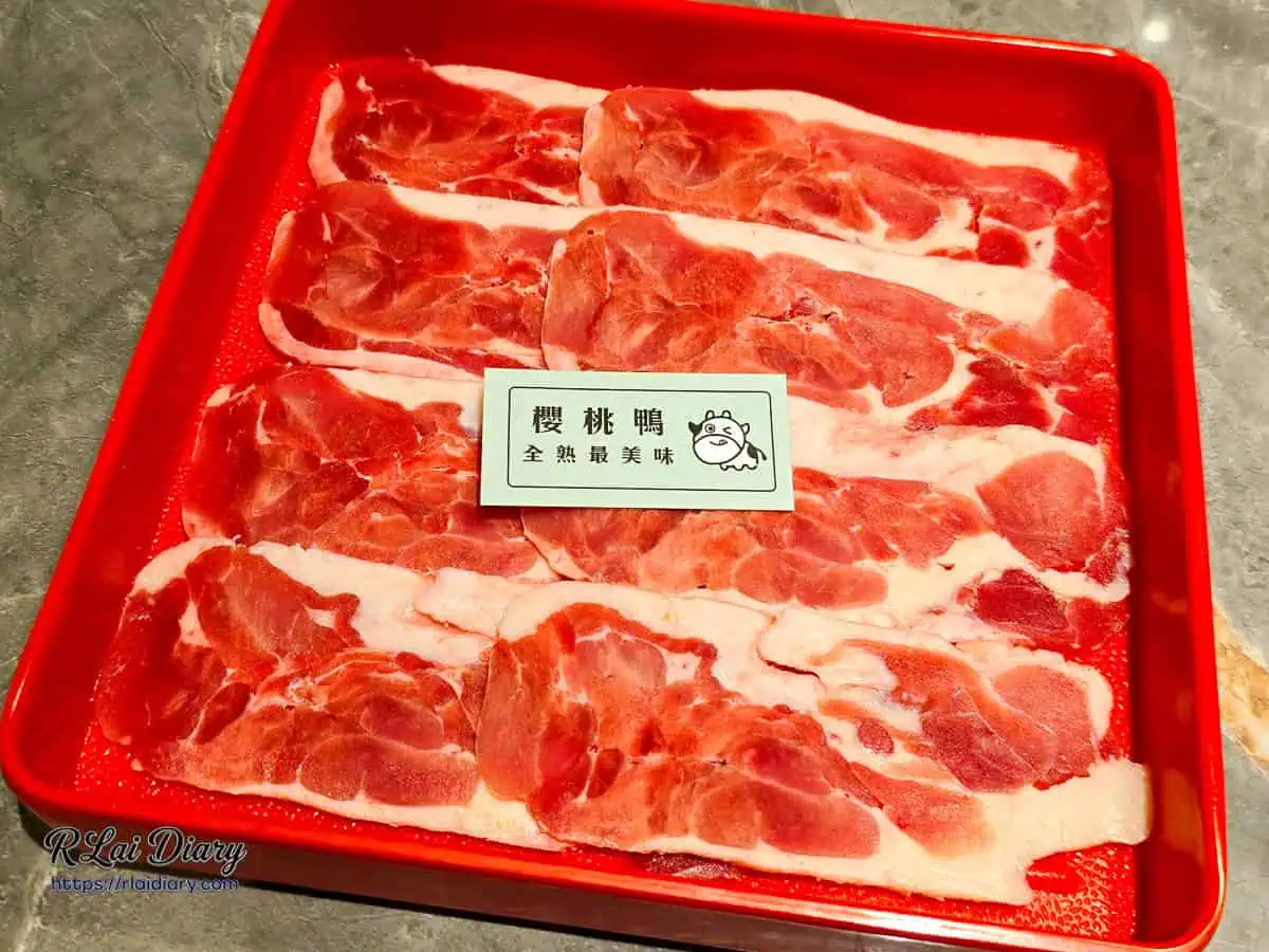 小蒙牛台中大里店櫻桃鴨肉片，深邃酒紅色鴨肉邊緣裹著剔透鴨皮，咀嚼間散發獨特鮮甜野味