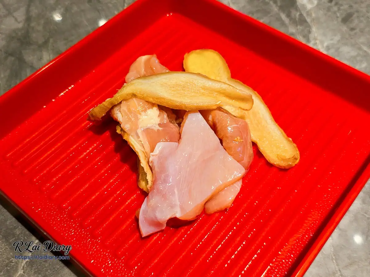 小蒙牛台中大里店鮮嫩帶皮雞腿肉，質樸肉質搭配溫潤薑片，適合熬煮出充滿膠質的軟嫩口感