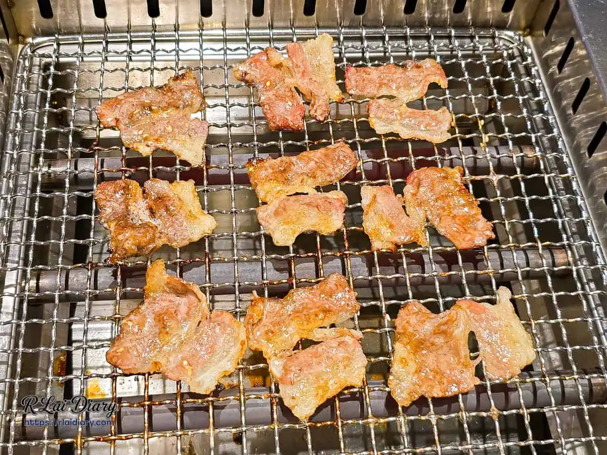 小蒙牛台中大里店烤網上的誘惑，肉片在高溫下呈現焦糖化的金黃色澤，將肉汁與秘製醬香完美鎖住