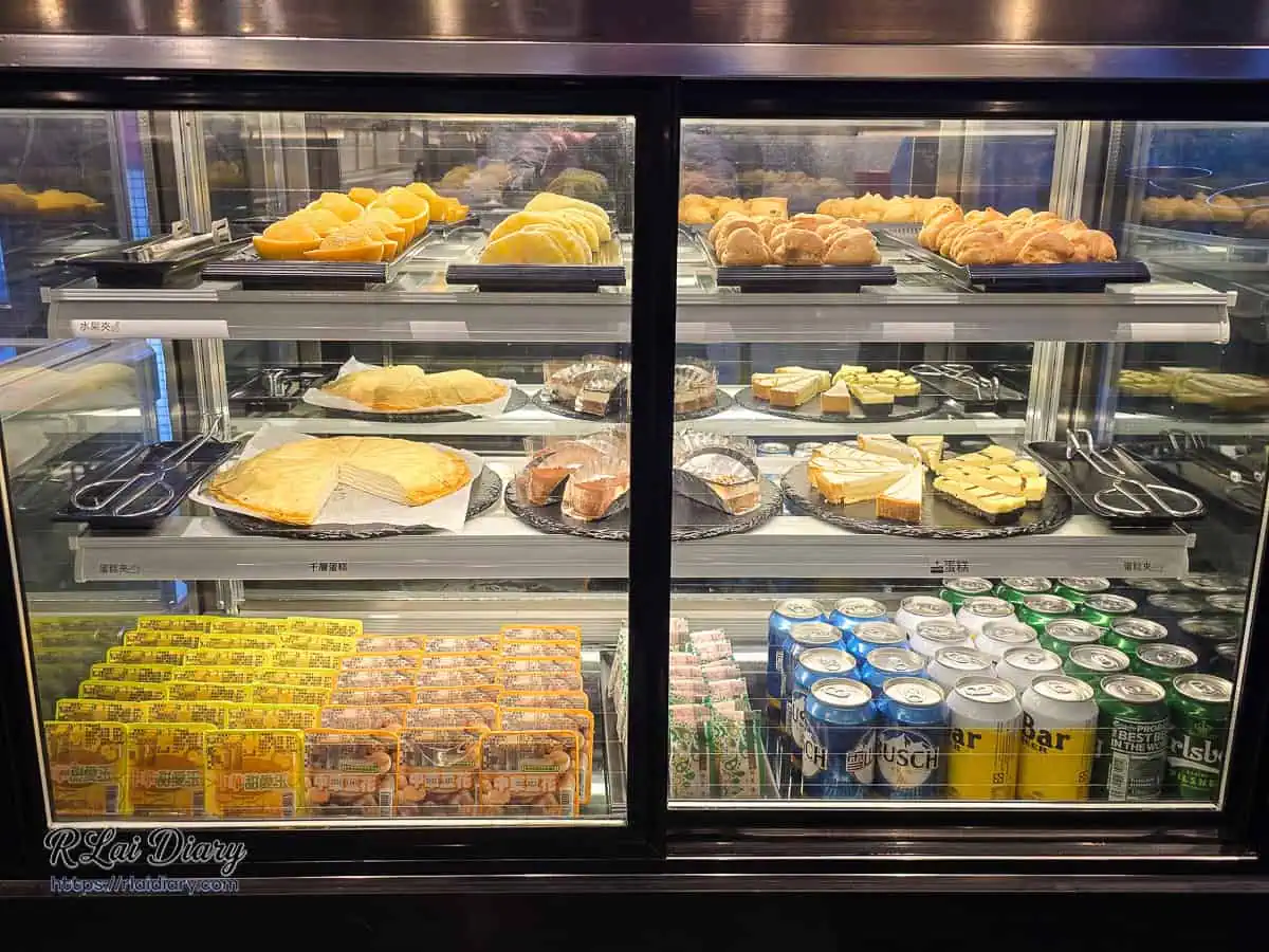 小蒙牛台中大里店甜點冷藏櫃，如珠寶盒般陳列著千層蛋糕、新鮮水果、中華豆花與罐裝啤酒