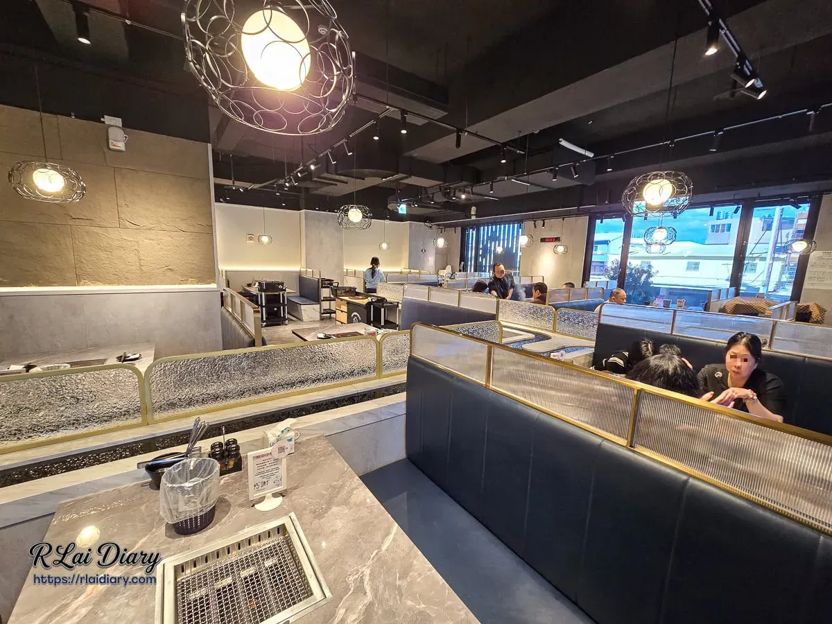 小蒙牛台中大里店二樓客席區，工業風裝潢搭配復古玻璃隔間與深藍色皮革沙發座位