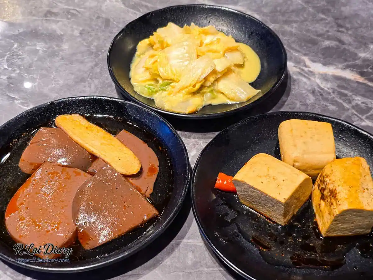 小蒙牛台中大里店麻辣鍋靈魂配角，孔洞細密吸滿湯汁的招牌鴨血、豆腐，搭配酸甜解膩的黃金泡菜