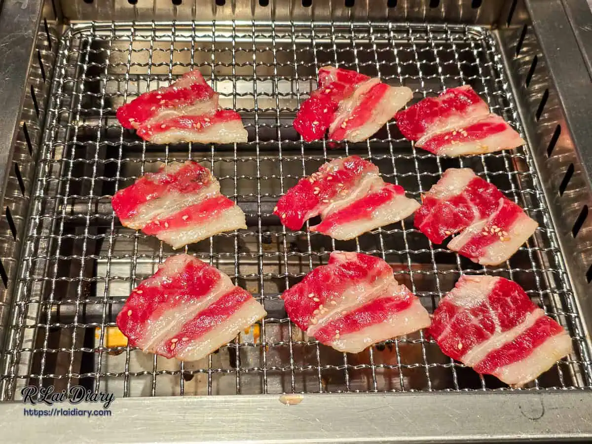 小蒙牛台中大里店無煙燒烤體驗，油花均勻的牛五花在烤網上滋滋作響，散發迷人油脂香氣