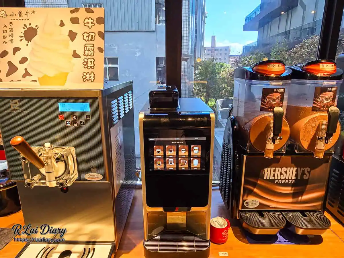 小蒙牛台中大里店飲品與冰品區，設有Hershey's巧克力冰沙機、現磨咖啡機與牛奶霜淇淋機