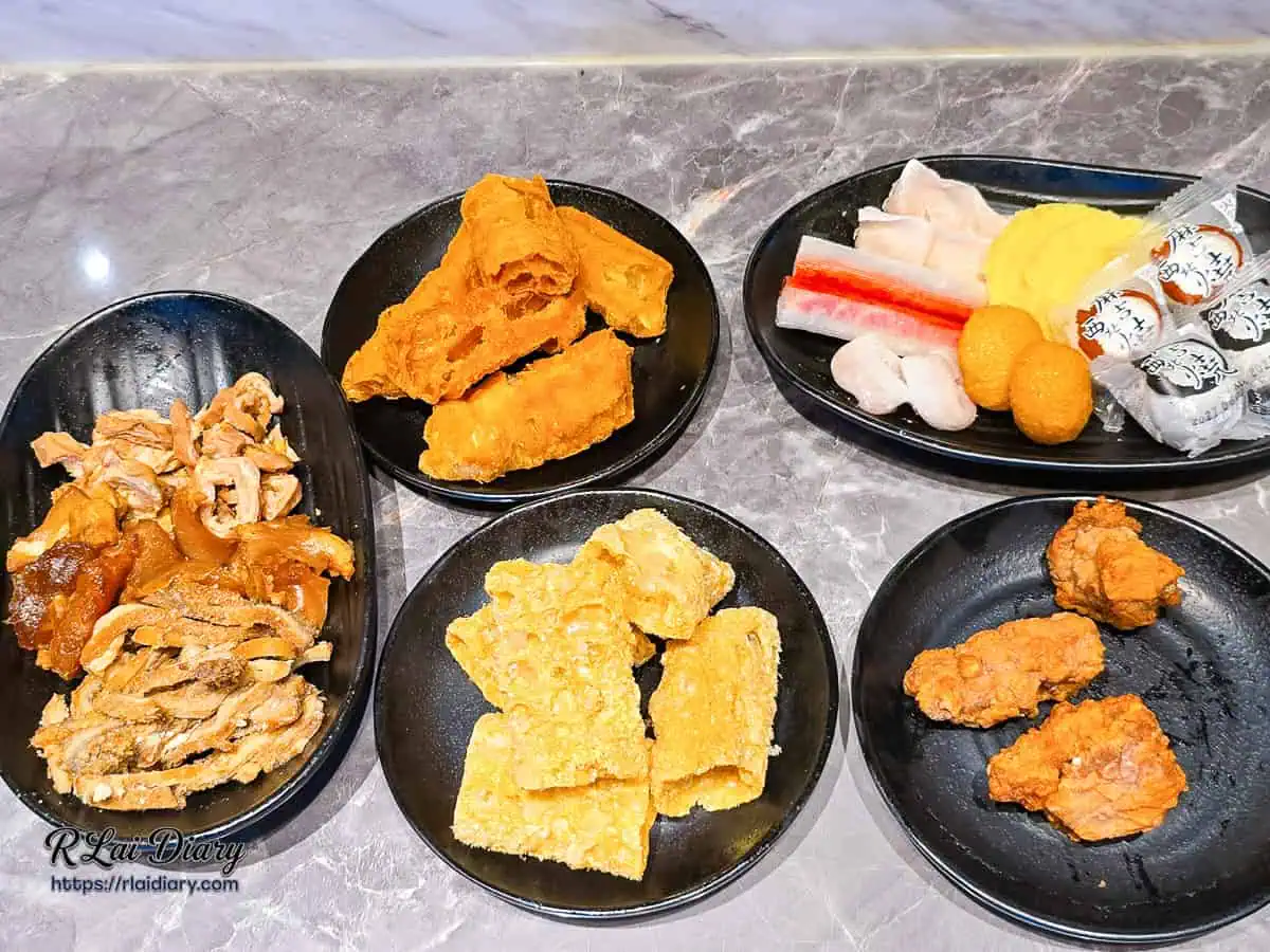 小蒙牛台中大里店麻辣鍋必備配料，包含吸滿湯汁的老油條、入味秘製滷三寶與各式經典火鍋料