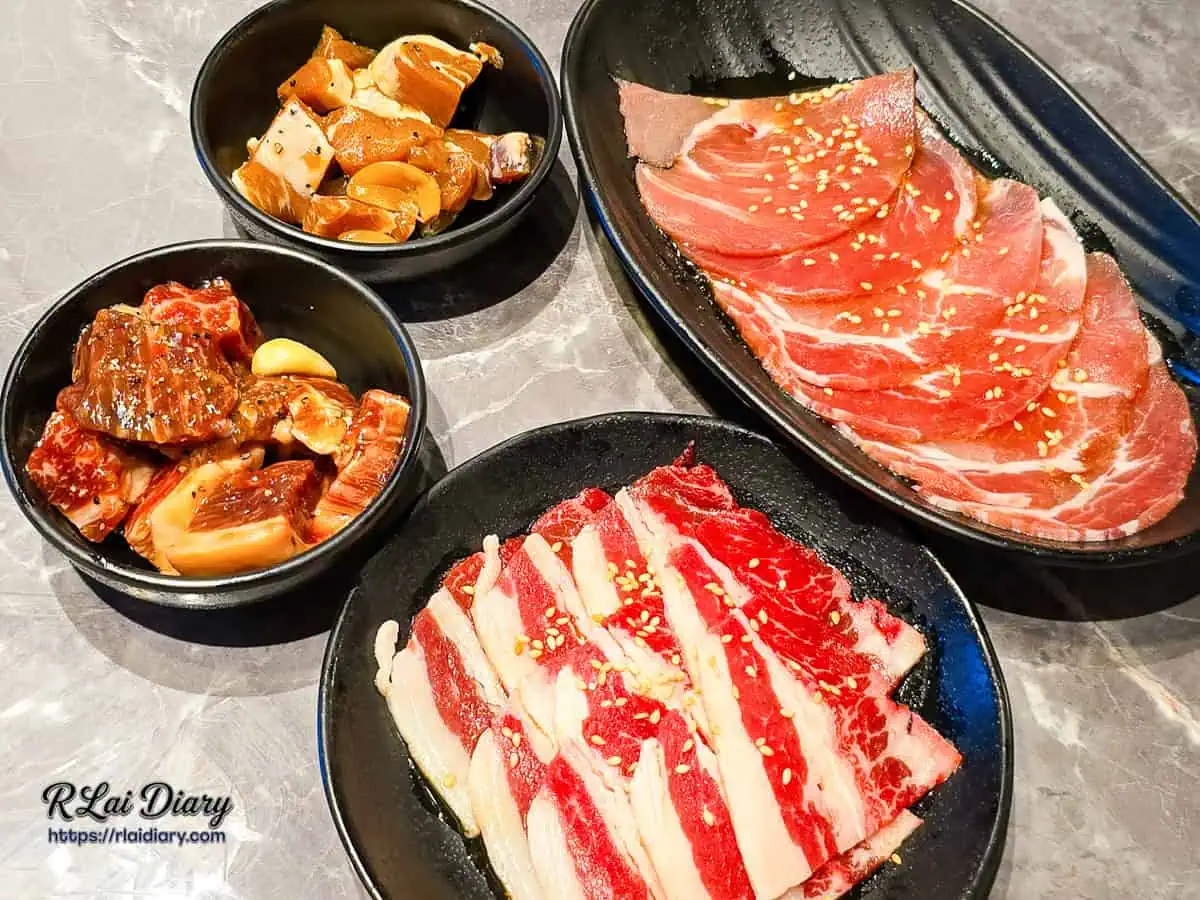 小蒙牛台中大里店火烤專屬肉品，包含秘製醬燒骰子牛與油花豐郁的特選肉片，燒烤後焦香四溢