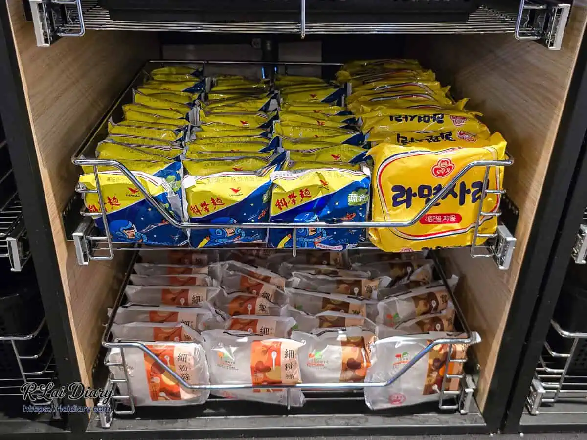 小蒙牛台中大里店自助麵食區，抽屜內整齊排列著科學麵、韓國拉麵與細寬粉等多樣副食