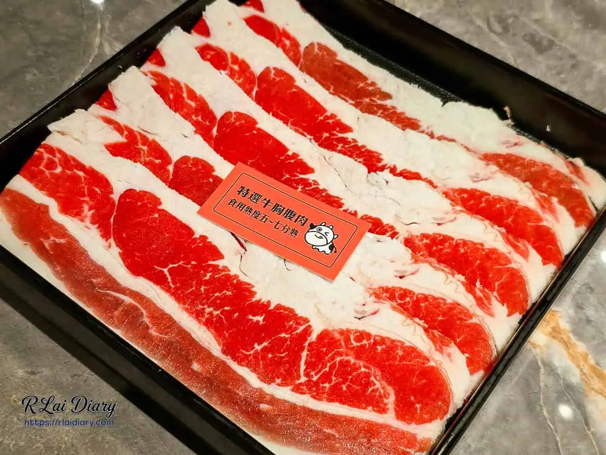 小蒙牛台中大里店特選牛胸腹肉，紅白層次分明，油脂豐富，適合放入麻辣鍋中涮煮