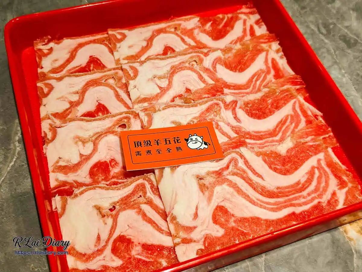 小蒙牛台中大里店頂級羊五花，如波浪般交織的迷人紅白紋理，入鍋燉煮後散發馥郁脂香