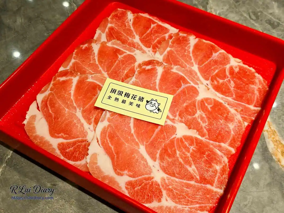 小蒙牛台中大里店頂級梅花豬肉，透著健康櫻花粉色澤，油花均勻散布，口感Ｑ彈細緻
