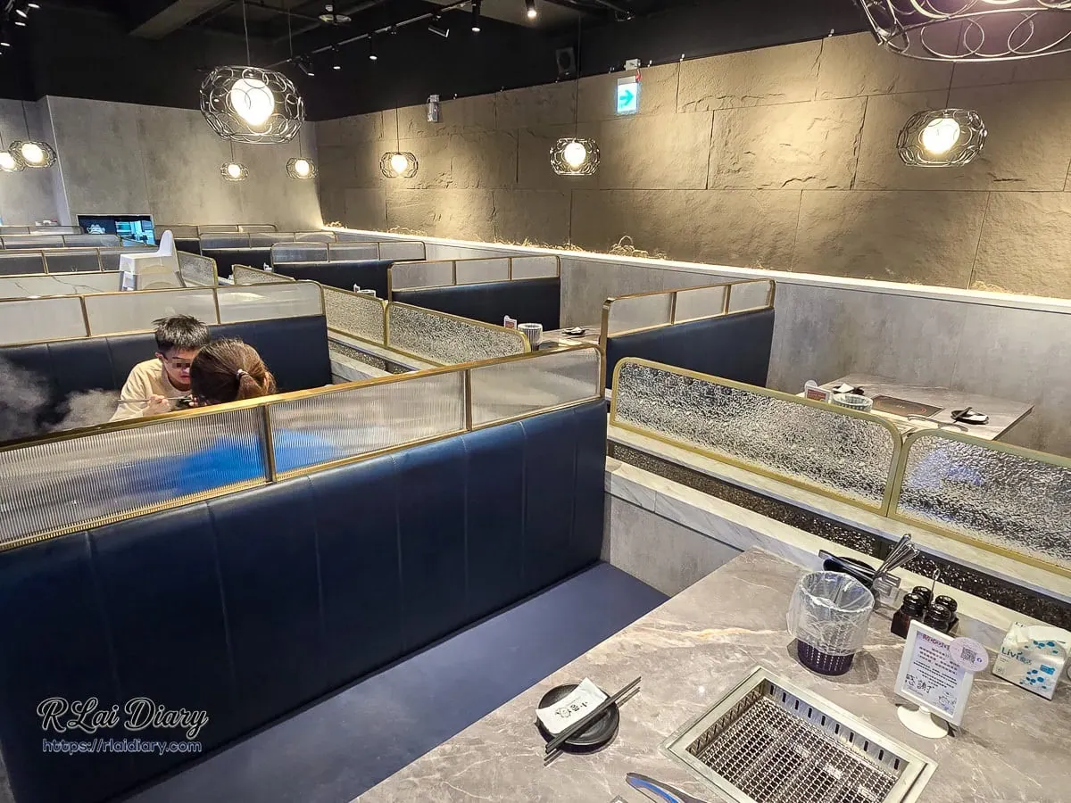 小蒙牛台中大里店質感座位區，以水波紋玻璃鑲嵌黃銅邊框打造出具備私密性的用餐空間