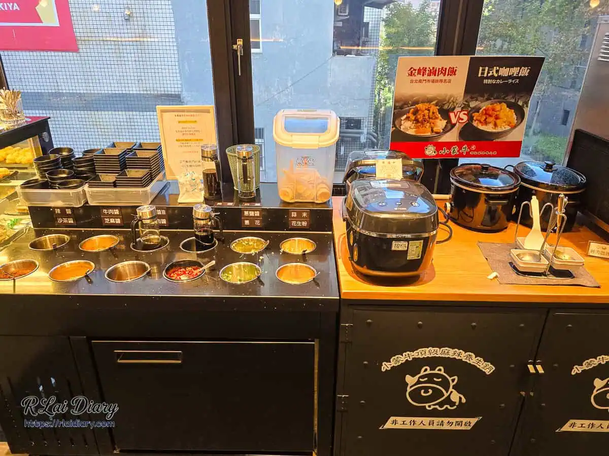 小蒙牛台中大里店自助吧區，整潔明亮的醬料台與金峰滷肉飯、日式咖哩飯保溫鍋