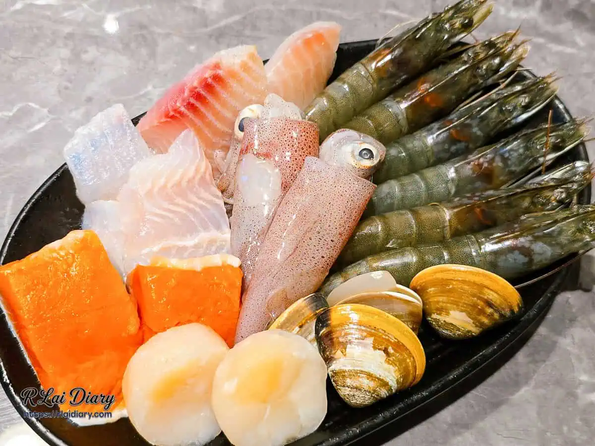 小蒙牛台中大里店綜合海鮮拼盤，霸氣羅列生食級干貝、蛤蜊、透抽、霸王白蝦與鮮甜魚片