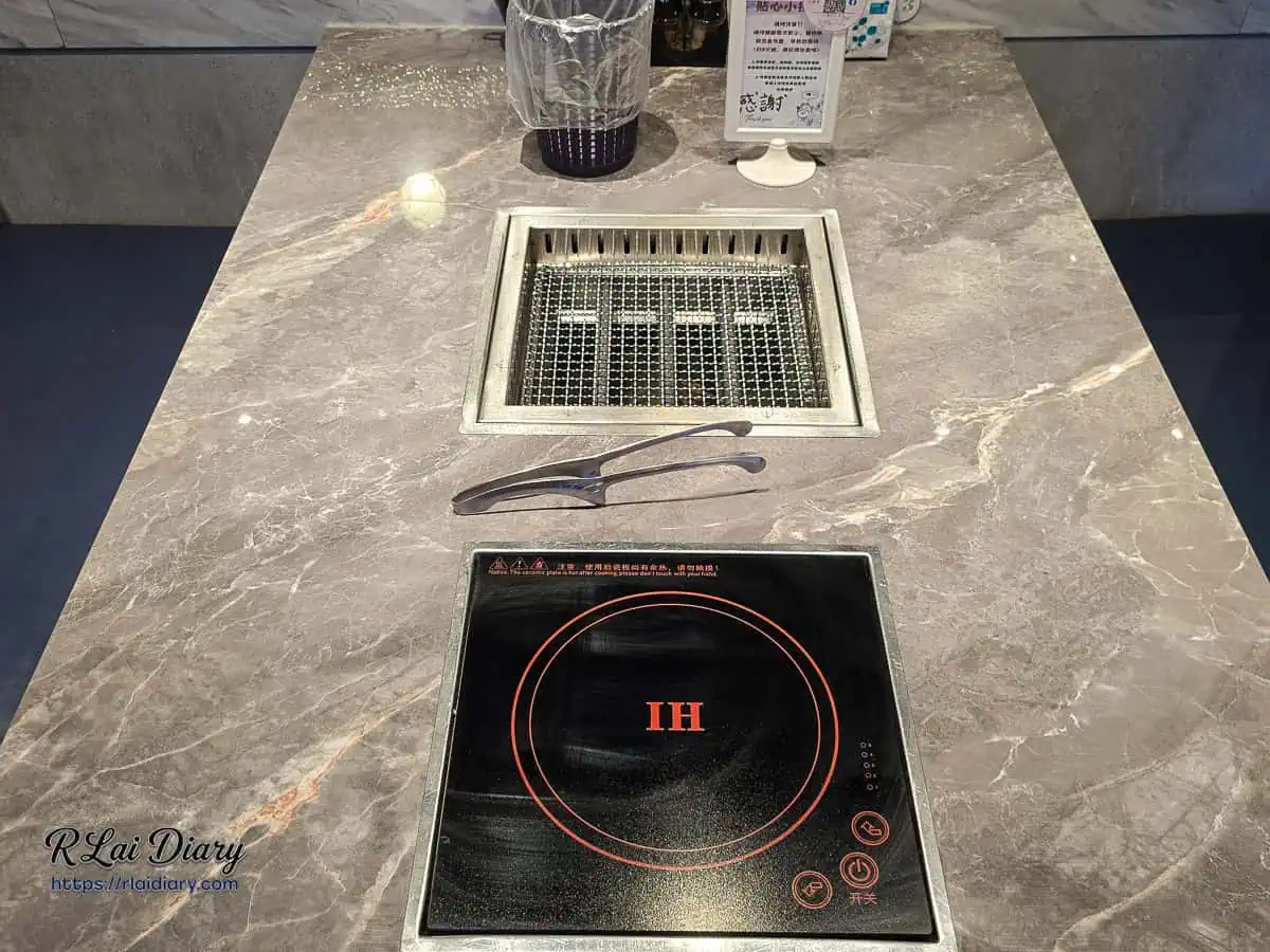小蒙牛台中大里店桌面配置，大理石紋路桌面內嵌黑晶IH感應爐與無煙燒烤爐