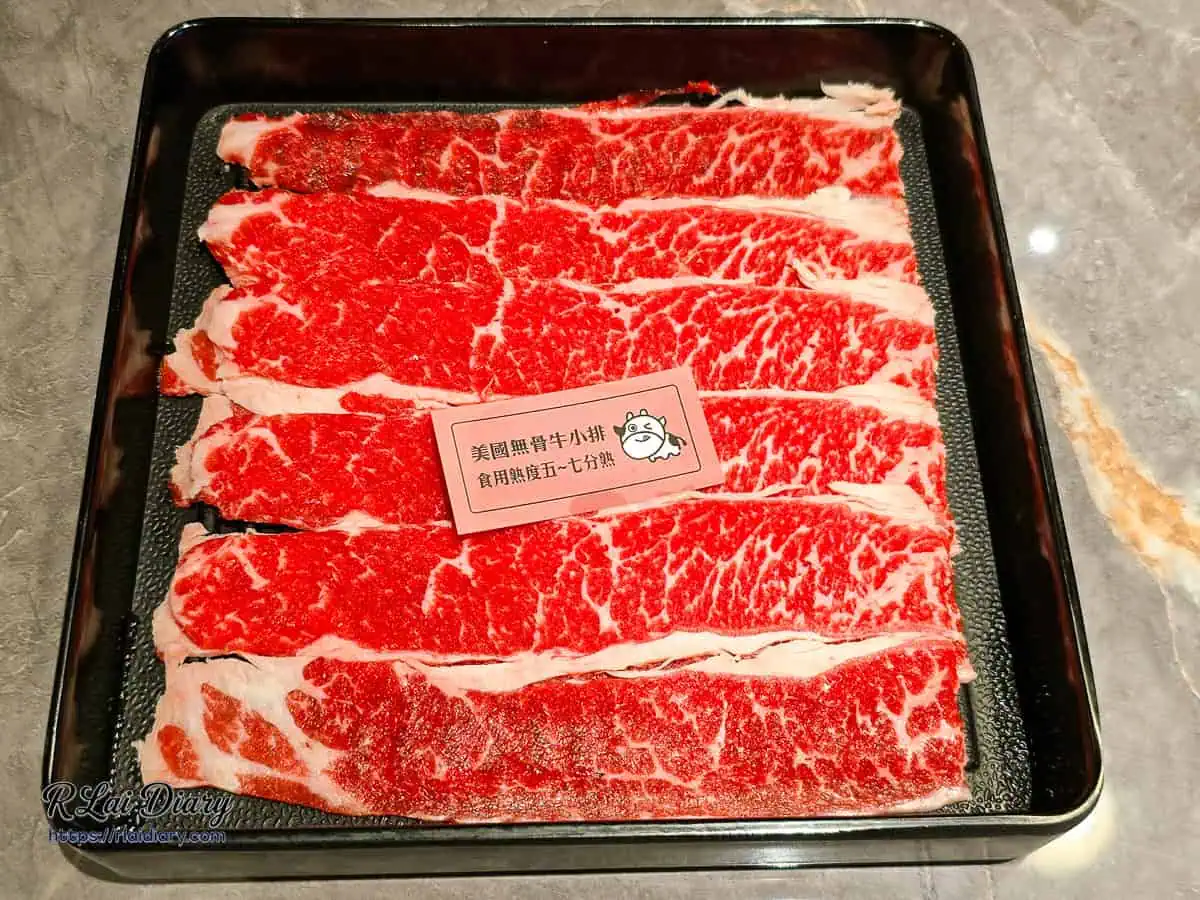 小蒙牛台中大里店美國無骨牛小排，肉品色澤鮮紅且帶有如大理石般均勻細緻的油花紋理