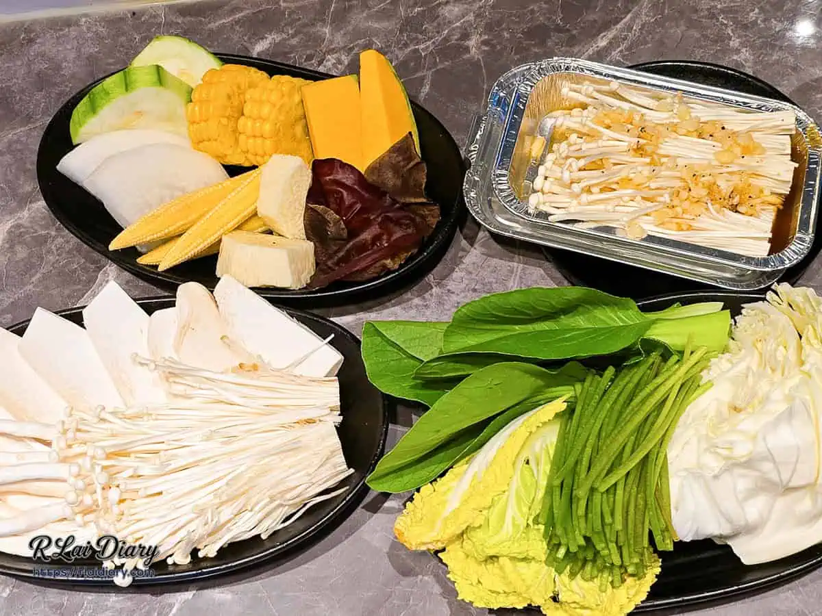 小蒙牛台中大里店鮮蔬與菇類拼盤，包含翠綠葉菜、玉米、南瓜、杏鮑菇與蒜香奶油金針菇錫箔盒