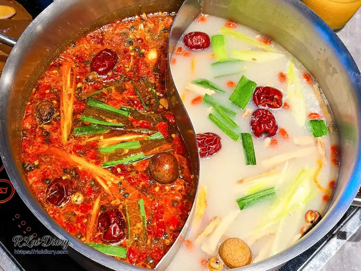 小蒙牛台中大里店雙拼鴛鴦鍋，左側為辛香麻辣的蒙古麻辣鍋，右側為溫潤醇厚的蒙古養生鍋