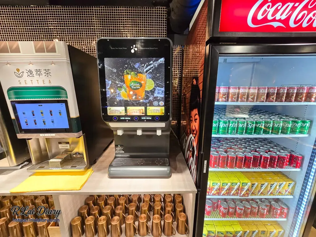 新肉多多台北忠孝店冷飲區，提供逸萃茶、果汁機台與擺滿各式氣泡飲料的透明冷藏櫃