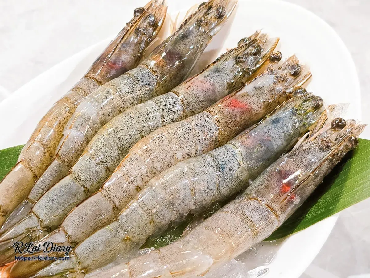 新肉多多台北忠孝店藍鑽蝦近照，展現蝦殼獨特的透亮微藍灰光澤與緊實飽滿的肉質輪廓