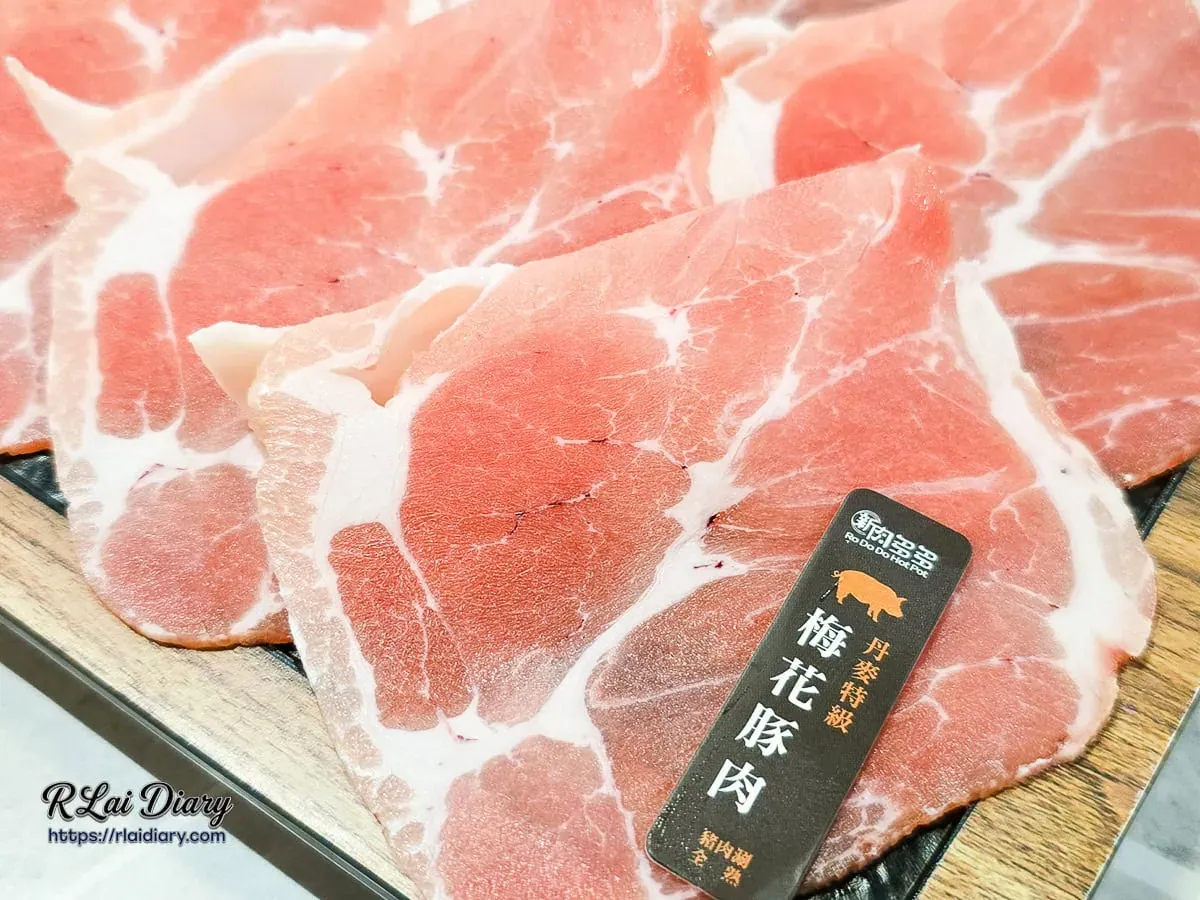 新肉多多台北忠孝店丹麥特級梅花豚肉近照，展現豬肉細緻的紋理與專屬肉品標籤