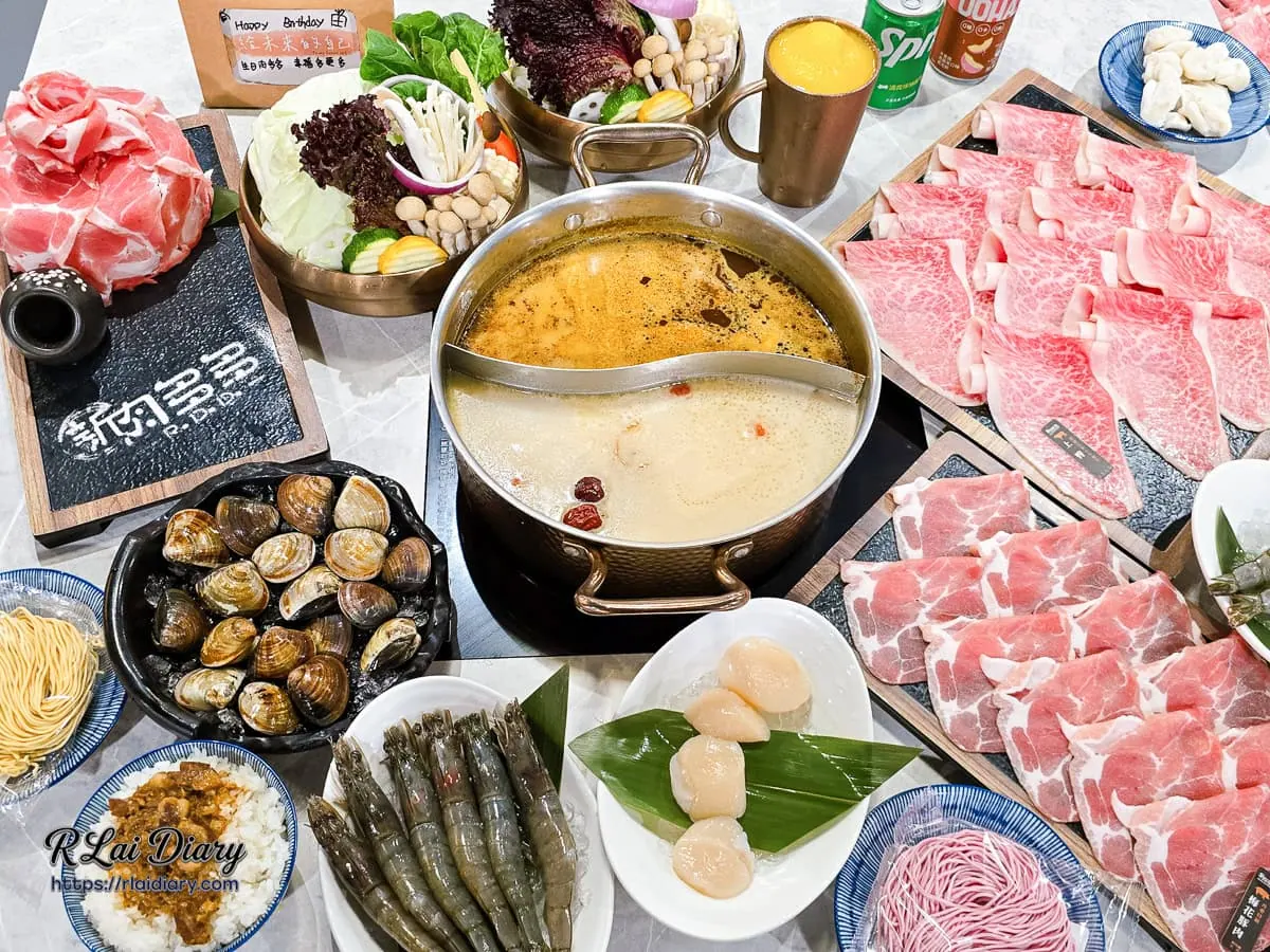 新肉多多火鍋大安店餐點全景,包含豐富肉盤、海鮮拼盤與鴛鴦火鍋底