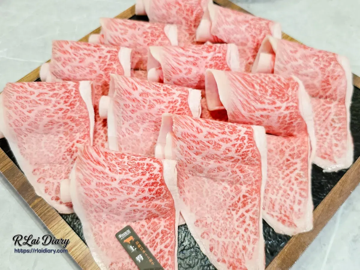 新肉多多台北忠孝店頂級日本A5和牛上臀近照，展現如藝術品般分佈均勻的豐富大理石紋油花與黑金標籤