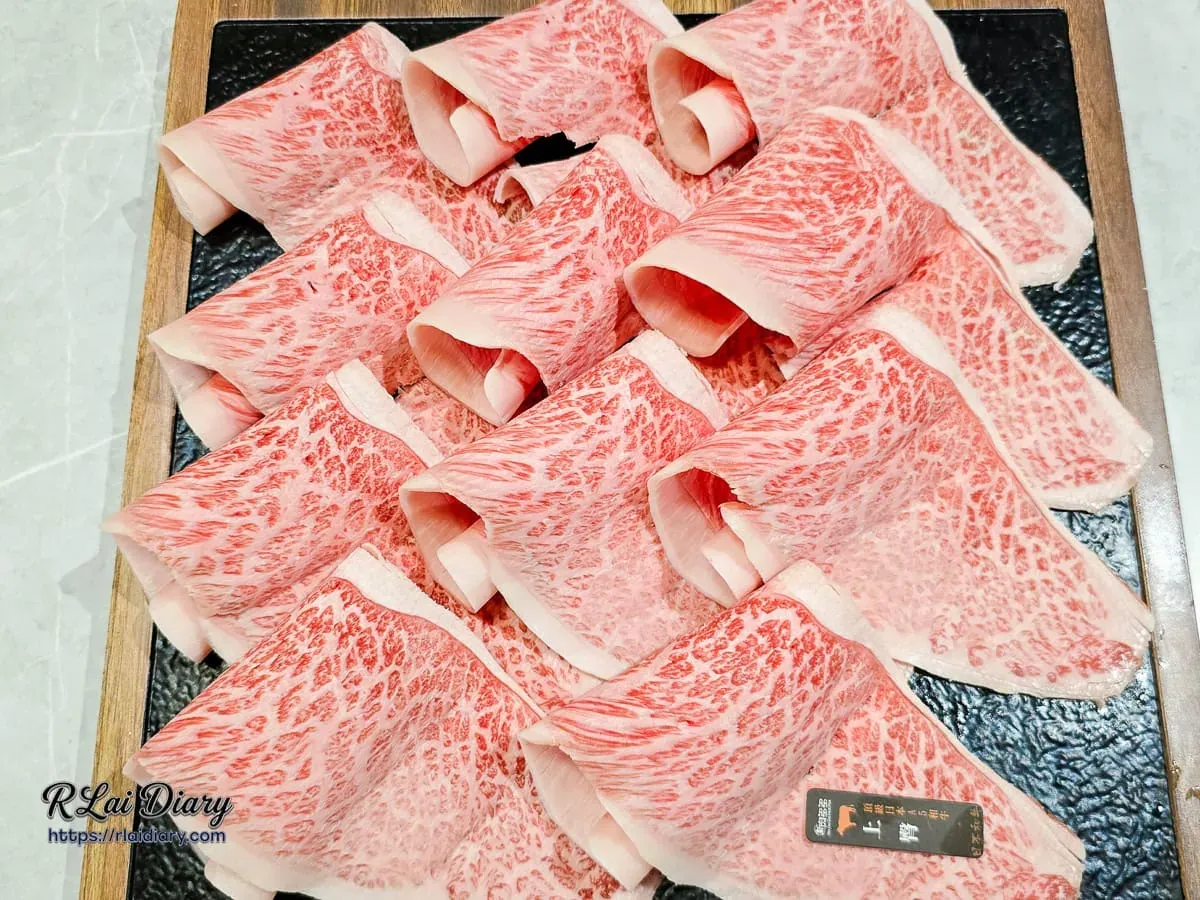 新肉多多台北忠孝店日本A5和牛上臀，黑色質感岩盤盛裝著油花細緻如雪花般的頂級粉嫩和牛肉片