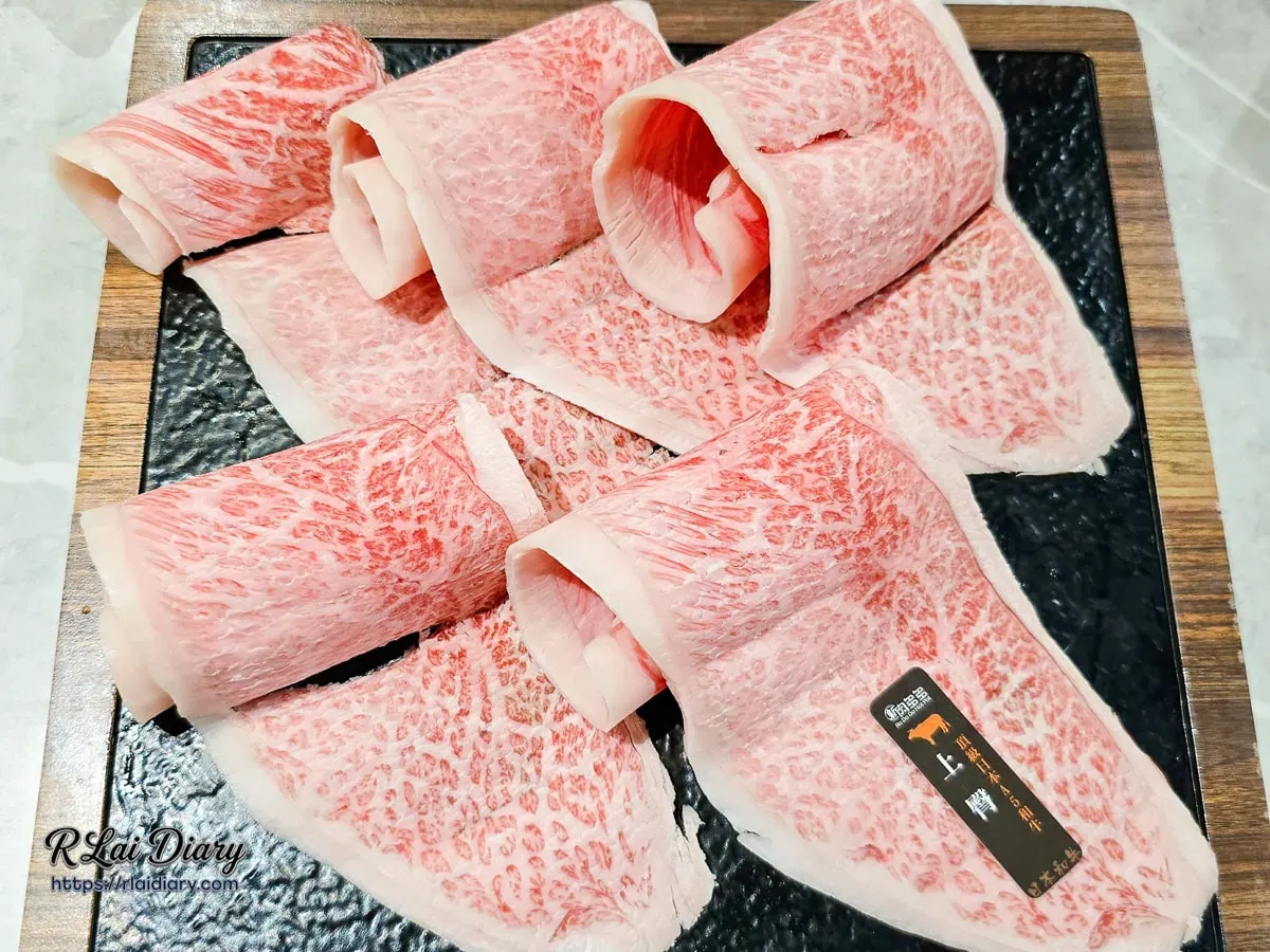 新肉多多台北忠孝店會員集點兌換頂級日本A5和牛上臀，黑色岩盤盛裝著色澤粉嫩、油花細緻的高級和牛