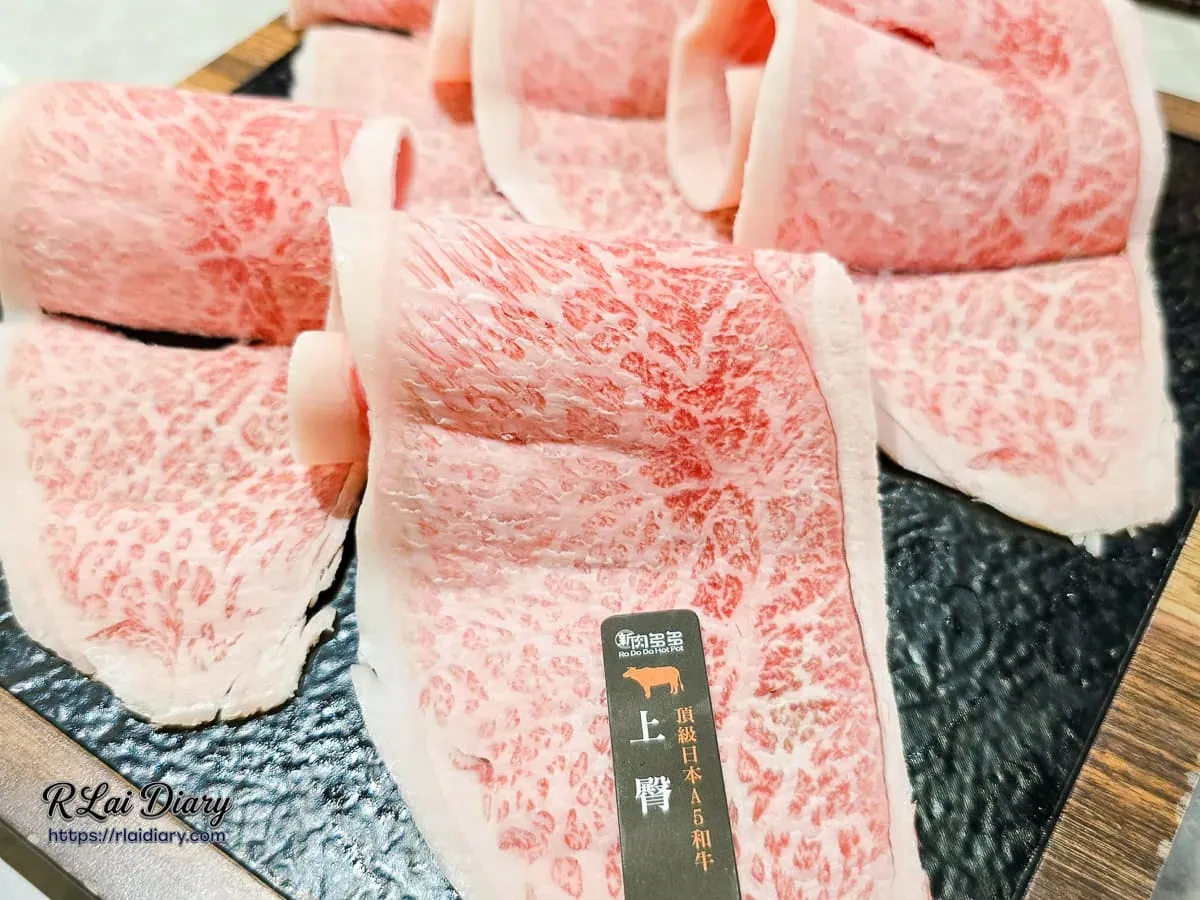 新肉多多台北忠孝店會員集點兌換頂級日本A5和牛上臀近照，附有專屬黑金標籤，展現完美大理石紋理油花