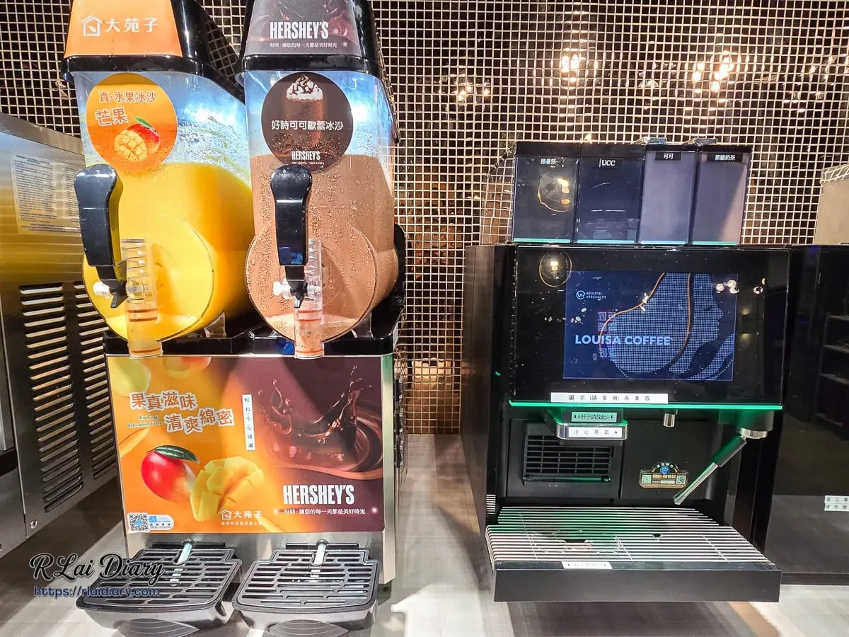 新肉多多台北忠孝店聯名飲品區，供應大苑子芒果冰沙、Hershey's 可可冰沙與路易莎咖啡機